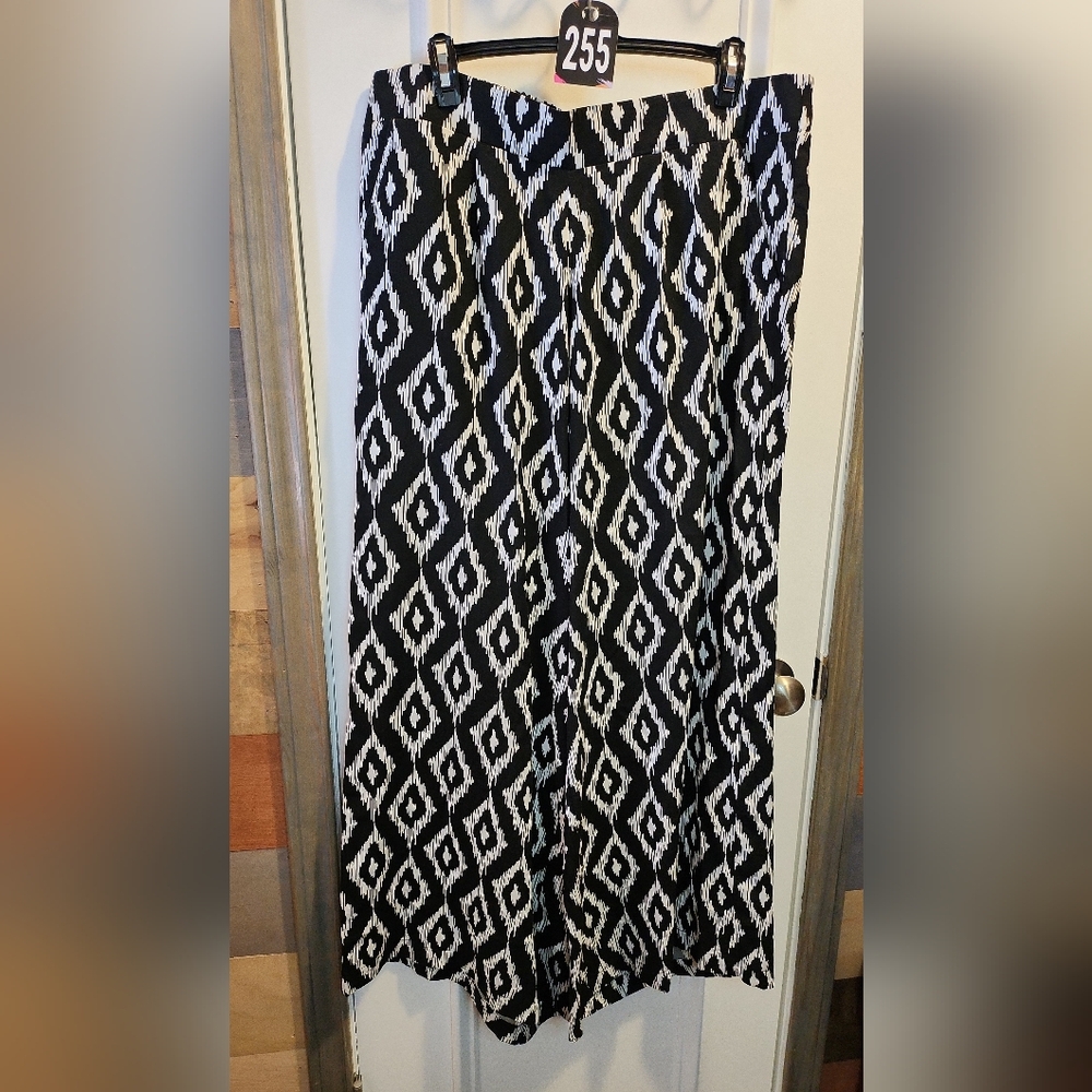 255 Torrid wide leg pants 1s 28 inseam